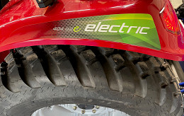 Nieuwe elektrische emissievrije tractor in gebruik